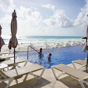 Apartment Bright And Breezy 1 Bedroom Apartment Next To Top Clubs, Cancun